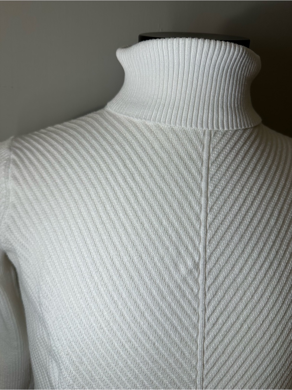 Solitaire White Ribbed Turtleneck Sweater
